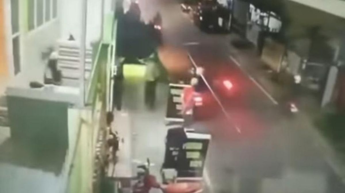 Kekacauan di Makassar: Geng Motor Menyerang Warga di Masjid dengan Paksi, Busur, dan Pedang