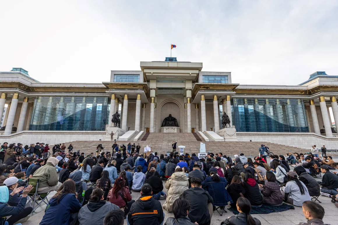 dari-tas-mewah-ke-jalanan-amarah-rakyat-mongolia-meledak-akibat-skandal-korupsi